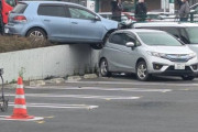 長野県 御代田町のツルヤ駐車場で駐車場で70代女運転する車が暴走