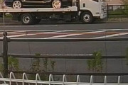 【動画】積載した車両が固定されないまま積載車が発進…