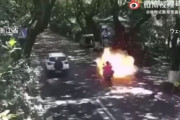 【動画】中国で走行中の電動スクーター爆発、３人けが