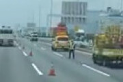 「首都高の真ん中に人が大の字で倒れてて泣きそうになった…」「 80m先にバイク倒れてた・・」 首都高横羽線でバイク事故、渋滞発生中
