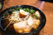 外人「麺はすするな！正しいラーメンの食べ方を見せてやる！」
