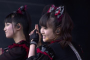 BABYMETAL『Download Paris 2016 』の「ギミチョコ」プロショット