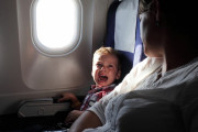 「子連れでファーストクラス搭乗は禁止すべきか」米紙の問いかけに激論