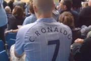 ◆悲報◆現地シティサポ、エティハドでクリロナユニ着て観戦してしまう(´・ω・｀)