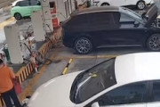 【動画】充電ステーションでEV車が発火してしまう事故の最新版。