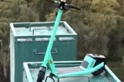 【動画】誰が何の為に？おかしな所に駐車された電動キックボードが発見される。
