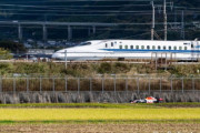 レッドブル・ジャパンが一般道を封鎖して撮影した新幹線とF1マシンのランデブー動画を公開して話題に