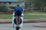 【動画】おい姉ちゃん、電動キックボードで洗濯機を持ち帰るのは無理やろｗｗｗ