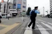 【動画】赤信号で警察官が突然飛び出し、自転車とぶつかりそうになってしまう動画が話題に…これどっちが悪いの？