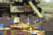 去年4月に撃破されたロシア軍T-72B3、パレード用のド派手塗装のままで戦場に投入！