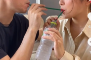【画像】カップル「夫婦5年目になるとこういう風に水を飲むようになります(パシャッ)」