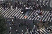 【衝撃】渋谷スクランブル交差点で燃える男 / 生放送で全国配信「人が燃えてるのにクルマ走りまくる」