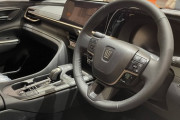【悲報】トヨタの新型クラウン、高級車とは思えない内装のチープさで終わる