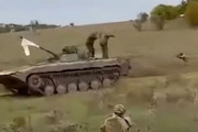 ロシア軍兵士、BMP歩兵戦闘車の主砲に白旗くくりつけてウクライナ軍に投降！