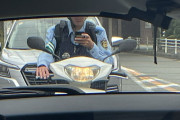 大阪府警、バイクを運転中でも信号待ちの間はスマホを操作してもよいと異例の発表