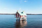 【画像】茨城の湖に浮かぶ謎の神殿が話題に