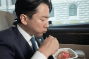 【驚愕】進次郎さん、ただ牛丼を食うだけの動画が1億回表示されるｗｗｗｗｗｗ