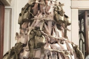【画像】バレリーナが履き潰した靴で作ったクリスマスツリーが登場