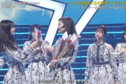 【乃木坂46】飛鳥ちゃん笑顔で花束渡す横で涙目の堀未央奈発見！！！