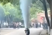 【動画】中国あるある、今日も路上でアレが煙噴いて、炎上しています！