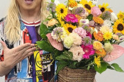 63歳に見えない・・・弓木奈於、DJ KOOの誕生日にお花を贈る
