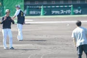 【野球】巨人・高梨が阪神・近本＆岡田監督に“謝罪”　練習中に歩み寄って言葉を交わす