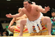 白鵬（15勝0敗）「手術した右膝が全く言う事を聞かない中、どうすれば勝てるか考え抜いた15日だった」・・・・