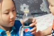 似てるけどそれじゃない！子どもにペプシはまだ早い、あんたはこれでもカジってな。海外の反応