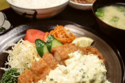 飲食店でご飯食べてたら、隣のテーブルにいた人が私の味噌汁を尻で倒して激熱！相手は「どうしよう」ってオロオロ…