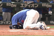 中日細川、右手に死球で負傷交代　打席で悶絶して倒れる…
