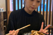 【画像】浜辺美波さん、美味しそうな天丼を前に余裕の表情