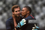 ◆悲報◆PSGのケビン・トラップ、エムバペにキスを迫られ困惑(´・ω・`)