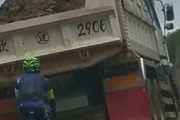 【画像】ダンプカーをあおり運転する自転車乗りが現るｗｗｗｗｗｗｗｗｗｗｗｗｗｗｗｗ