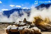 煙と砂埃の中を走る戦車…中国陸軍装甲旅団が複雑な地形での野戦機動訓練を実施！
