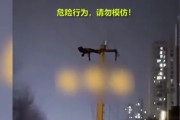 中国四川省で男性が電柱の上で腹筋運動、周辺の世帯が一時停電に…ネットでは「特殊部隊の人か？」！