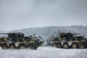 ウクライナ国防軍がBTR-4装甲車を用いた突撃阻止演習を実施！