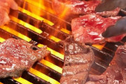 ヴィーガン女性、隣家のBBQに耐えきれず訴える →その隣家で3000人参加のBBQ大規模オフ会へｗｗｗｗ