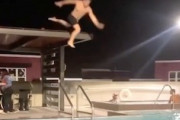 【痛い】屋根からプールへ飛び込もうとして大失敗した男の映像が(ﾟoﾟ)