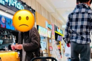 【悲報】底辺家族さん、イオンのフードコートでテーブルに乗り大はしゃぎｗｗ