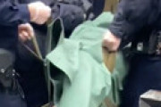 【動画】 目がバッキバキのまま硬直してる女、警官にグルグル巻きにして運ばれる・・ 衝撃動画が流出