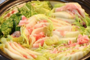 白菜と豚肉を交互に挟んだ鍋食ってるんやがうま過ぎやろこれ