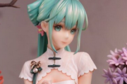 【画像】中国の『初音ミク』フィギュア、更に進化する…和紙と檜のケース、暖色照明も内蔵