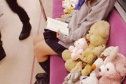 【悲報】JKさん、満員電車に”人形”を座らせてしまう