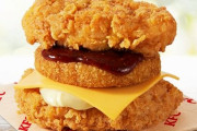 ケンタッキーさん、肉と肉でポテトとチーズを挟み込むカロリーの最終兵器『カリホクハッシュのフィレバーガー 凄肉』を26日から販売ｗｗｗｗｗｗｗ　