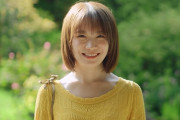【動画】秋元真夏、美しい鎖骨際立つ黄色ワンピ姿！大阪・和泉市を満喫　伝統のガラス工芸づくりにも挑戦 『月刊 旅色』10月号ムービー
