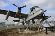 米陸軍施設前に復元設置された偵察機「OV-1 モホーク」…オレゴン州兵退職者らの活動で実現！