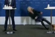 【動画】 アストラゼネカ社の会見中に担当者の女性が突然倒れる 「ヤバい倒れ方」 ⇒ 素早い応急処置が反響