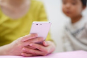 子供そっちのけでスマホスマホ　リアルに友達一人もいないし心の拠り所がないからスマホ依存がやばい　駄目だって分かってるけど逃げ場がない　辛い