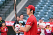 大谷翔平、痛みを顔に浮かべる…バランス崩しで右わき腹負傷の瞬間を捉えた映像公開