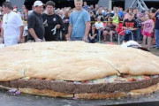 【画像】超巨大ハンバーガー、見つかる　ガチでデカいｗｗｗｗｗｗｗｗｗｗｗ
